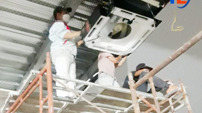 Lắp máy lạnh âm trần tại công ty Thạnh Lộc