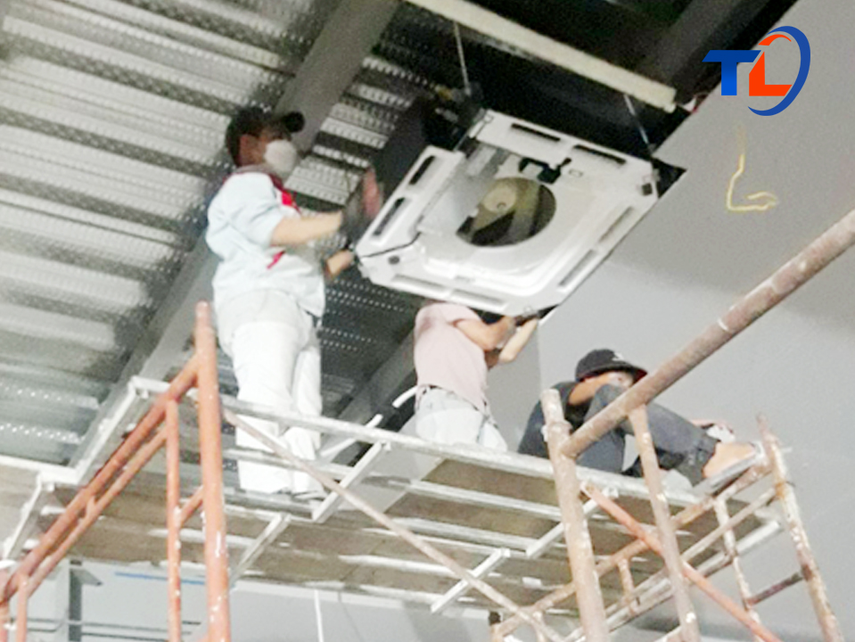 Read more about the article Lắp máy lạnh âm trần tại công ty Thạnh Lộc